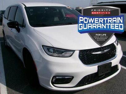 Used 2025 Chrysler Pacifica Select