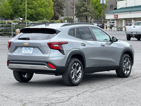 New 2025 Chevrolet Trax LT w/ LT Convenience Package image 2