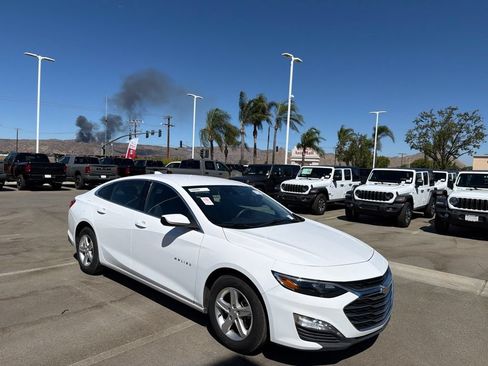 Used 2024 Chevrolet Malibu LT FWD image 2