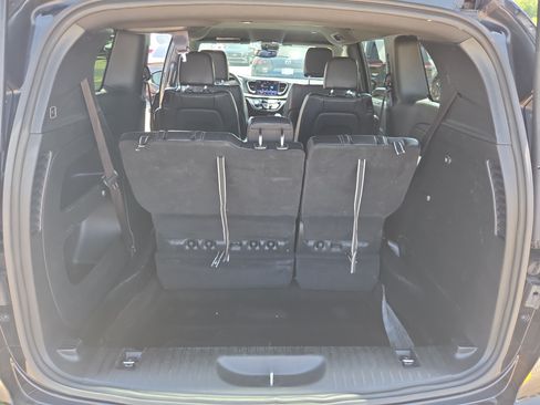 Used 2025 Chrysler Pacifica Select FWD image 9
