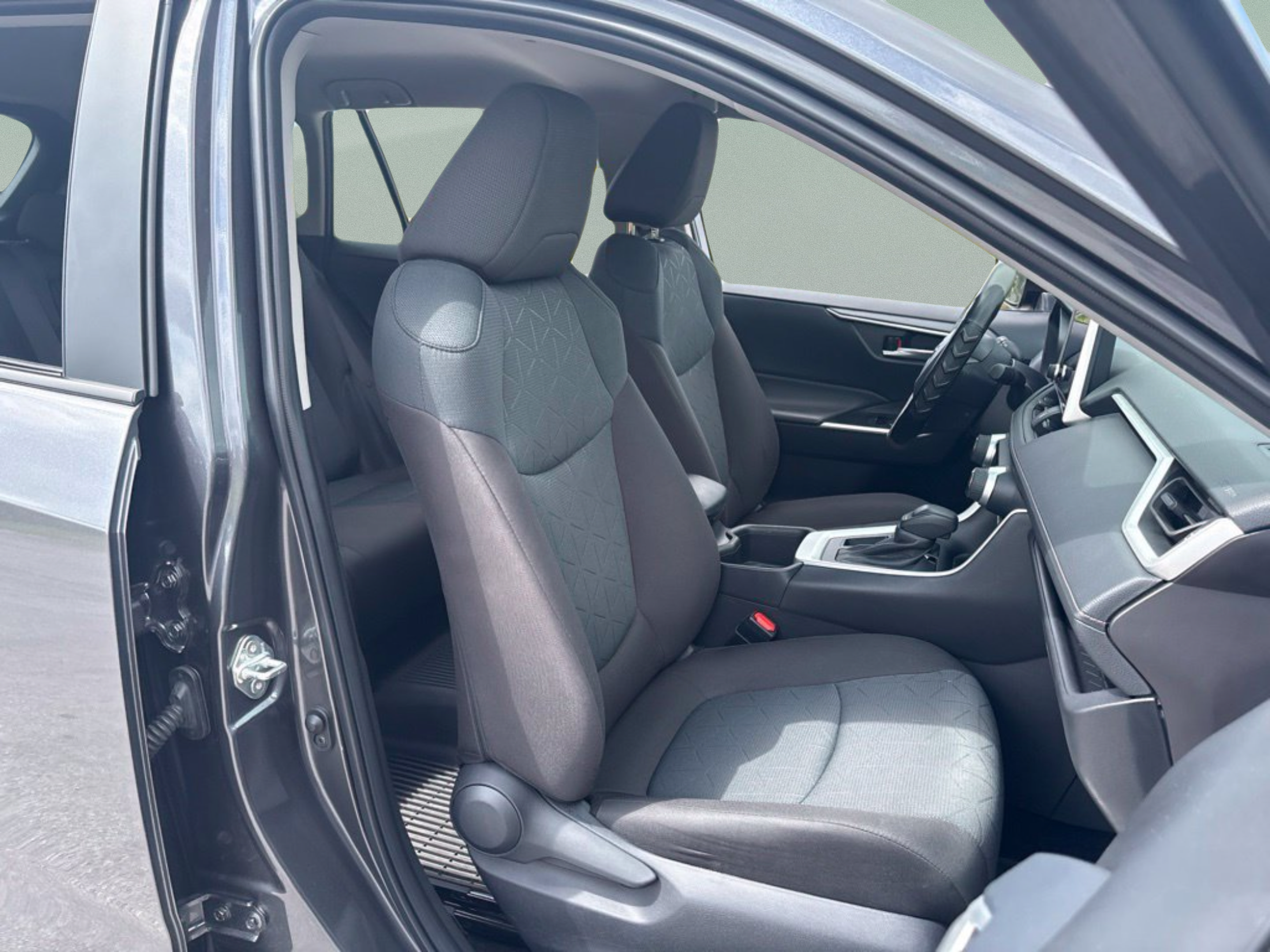 Used 2025 Toyota RAV4 XLE FWD image 29