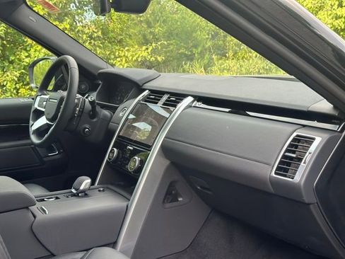 Used 2025 Land Rover Discovery S image 18