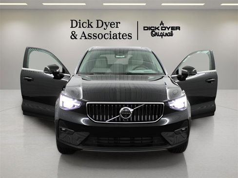 Certified 2025 Volvo XC40 B5 Plus w/ Protection Package Premier image 7