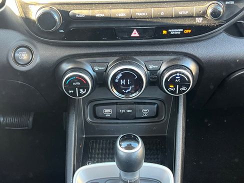 Certified 2025 Hyundai Venue SEL image 32