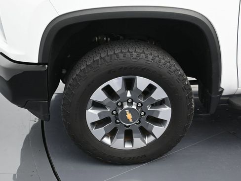 Used 2023 Chevrolet Silverado 2500 Custom w/ Custom Value Package image 9