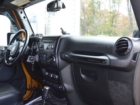 Used 2014 Jeep Wrangler Unlimited Sahara image 31