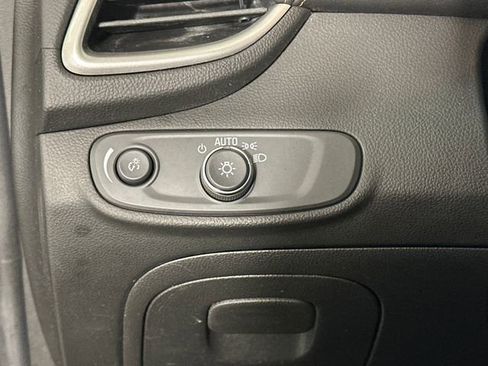 Used 2022 Chevrolet Trax LT w/ LT Convenience Package image 19