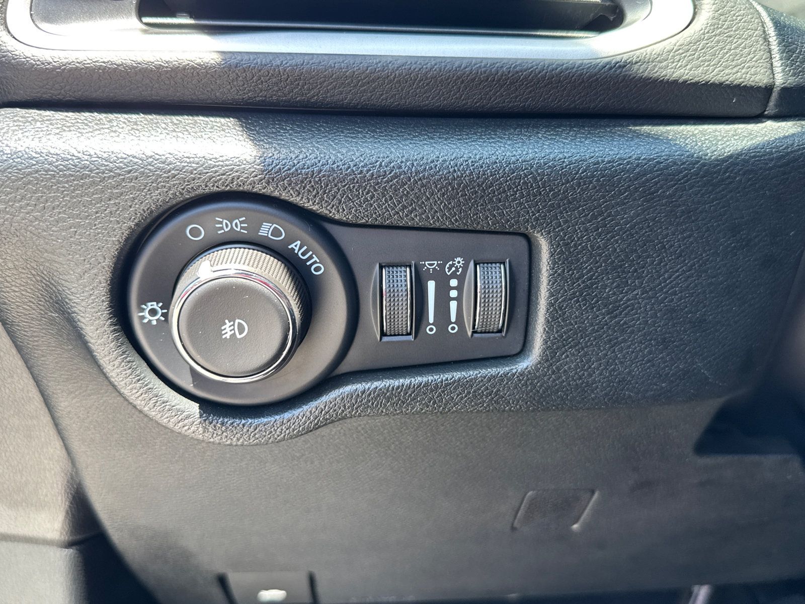 Used 2025 Chrysler Pacifica Select FWD image 16