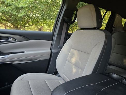 Used 2025 Chevrolet Traverse LT image 28