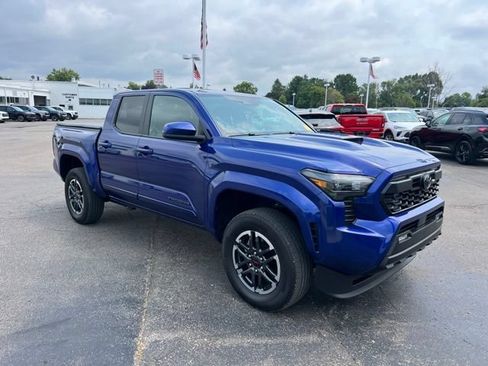 Used 2025 Toyota Tacoma TRD Sport AWD/4WD image 3