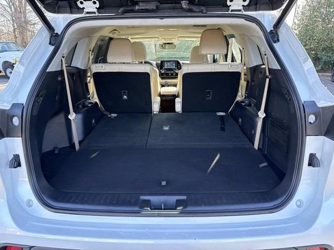 Used 2022 Toyota Highlander XLE image 12