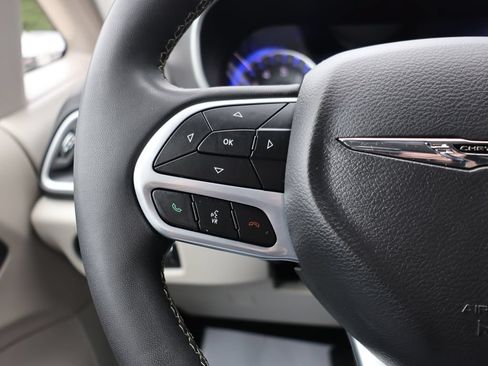 Used 2024 Chrysler Pacifica Touring-L FWD image 17