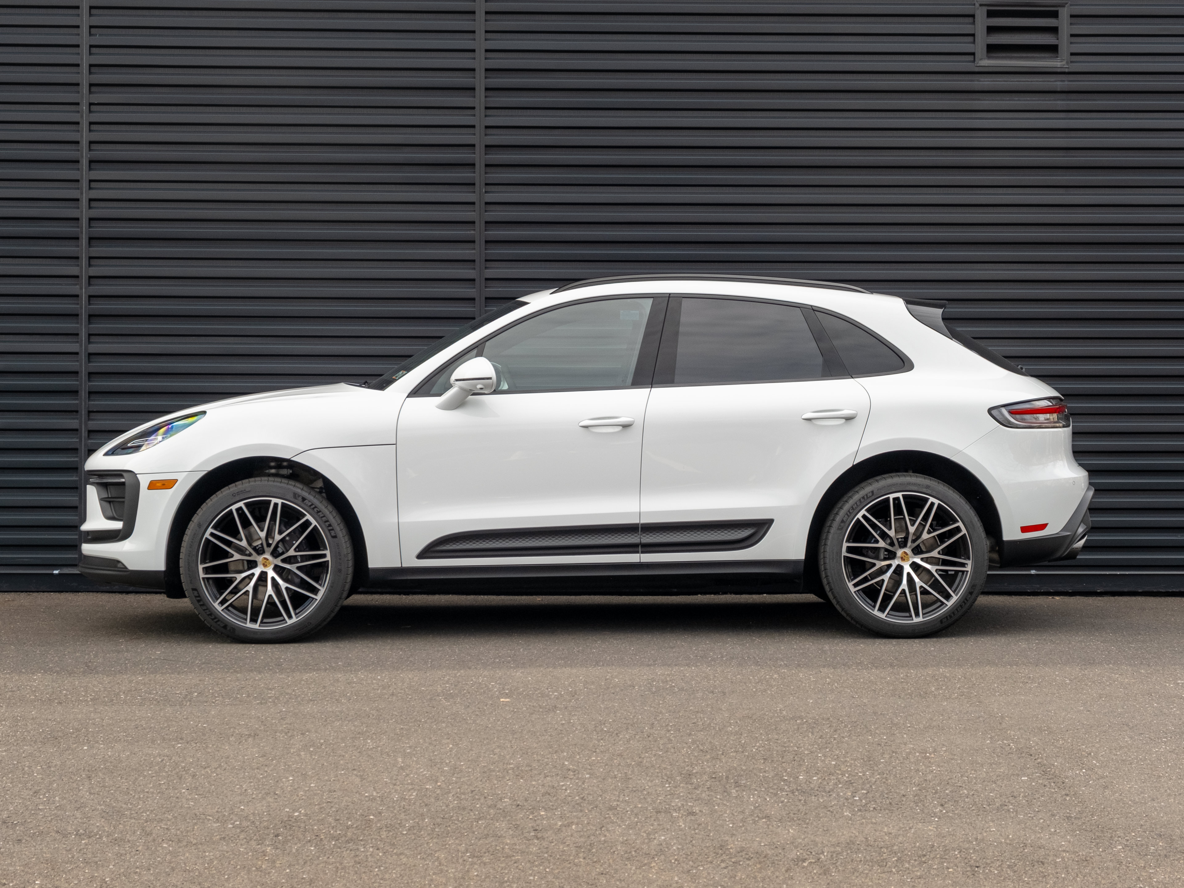 Certified 2026 Porsche Macan AWD/4WD image 2