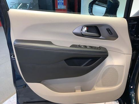 Used 2022 Chrysler Pacifica Touring-L w/ Uconnect Theater Family Group image 14