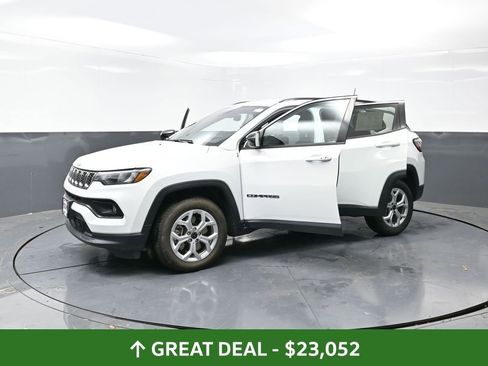 Used 2025 Jeep Compass Latitude image 34