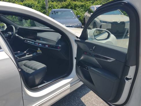 Used 2024 BMW i7 eDrive50 image 10