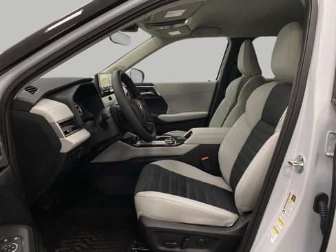 New 2026 Mitsubishi Outlander SE image 32