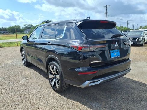 Used 2025 Mitsubishi Outlander SE FWD image 3