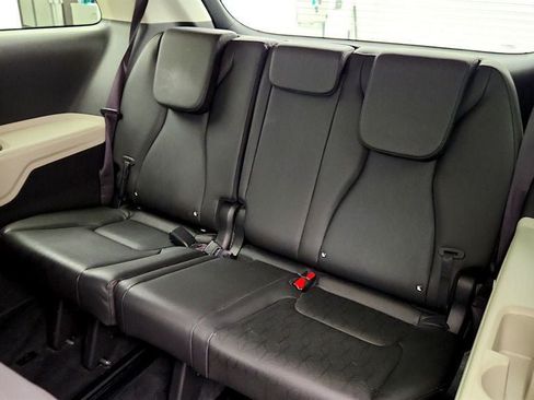 Used 2024 Kia Carnival LX FWD image 21