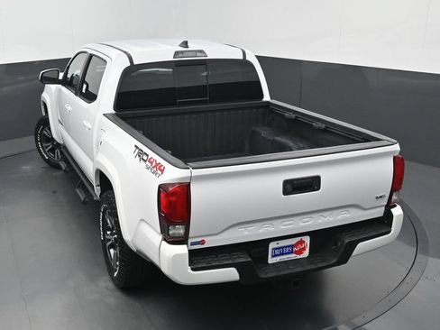 Used 2018 Toyota Tacoma TRD Sport AWD/4WD image 31