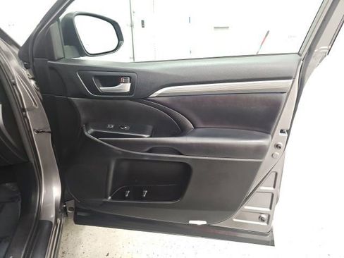 Used 2018 Toyota Highlander SE image 38
