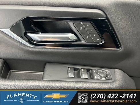 Used 2025 GMC Yukon XL Denali AWD/4WD image 22