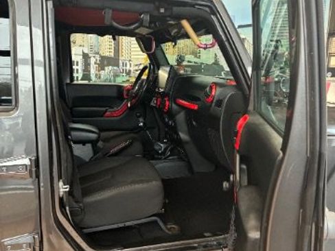 Used 2018 Jeep Wrangler Unlimited Sport w/ Connectivity Group AWD/4WD image 28