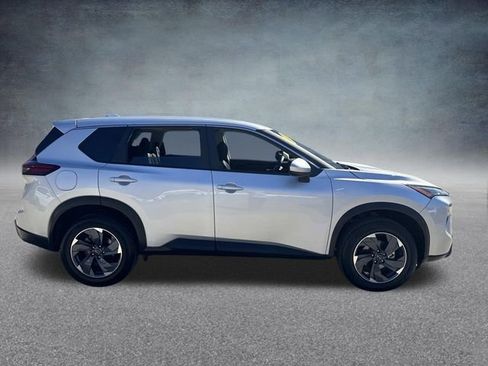 Used 2024 Nissan Rogue SV image 5