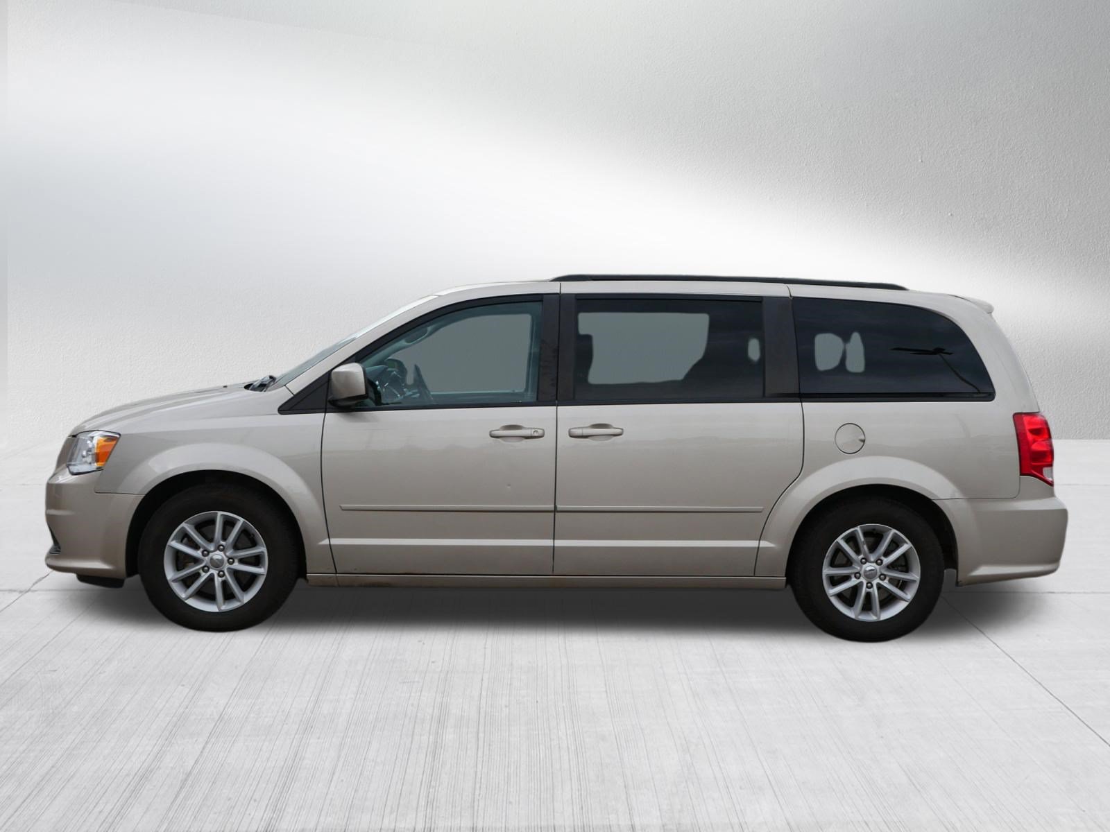 Used 2016 Dodge Grand Caravan SXT w/ Rear Park Assist Package FWD image 4