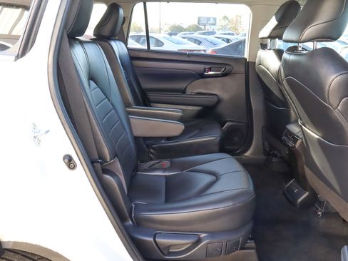 Used 2023 Toyota Highlander XLE image 27