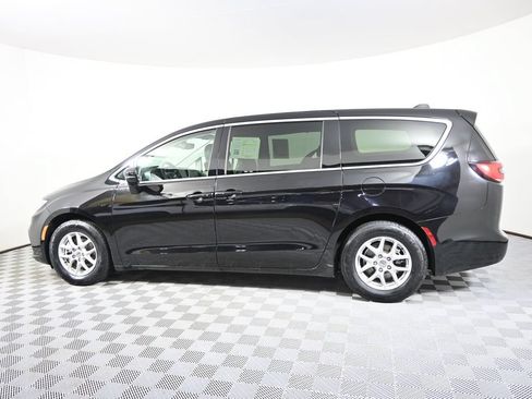 Used 2024 Chrysler Pacifica Touring-L FWD image 3