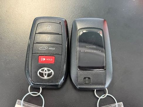 Used 2025 Toyota Crown Signia w/ Advanced Technology Package image 31