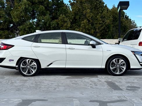 Used 2018 Honda Clarity Plug-In Hybrid image 2