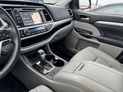 Used 2017 Toyota Highlander XLE image 19