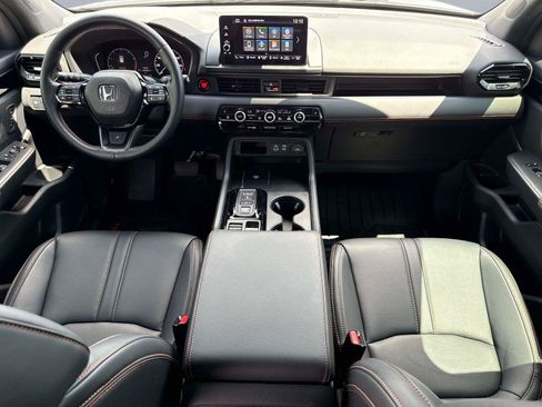 Certified 2025 Honda Pilot TrailSport image 16