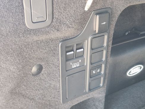 Used 2024 Land Rover Discovery Dynamic SE image 40