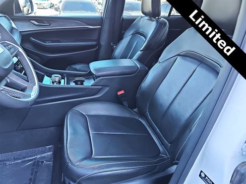 Used 2025 Jeep Grand Cherokee Limited w/ Luxury Tech Group II image 15