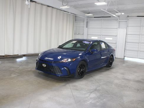 Used 2025 Toyota Camry SE FWD image 4
