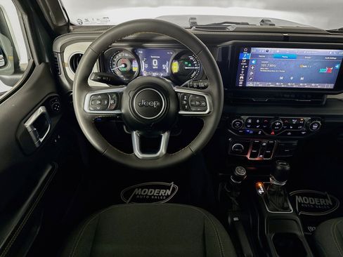 Used 2024 Jeep Wrangler Unlimited Sahara w/ Technology Group AWD/4WD image 24