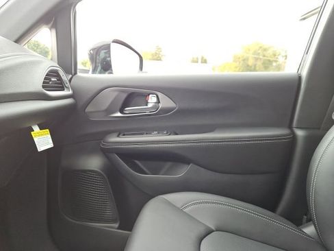 New 2026 Chrysler Pacifica Select image 45
