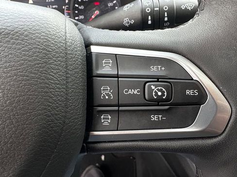 Used 2025 Jeep Compass Limited image 31