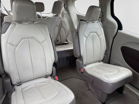 Used 2018 Chrysler Pacifica Touring-L Plus w/ Advanced Safetytec Group FWD image 18