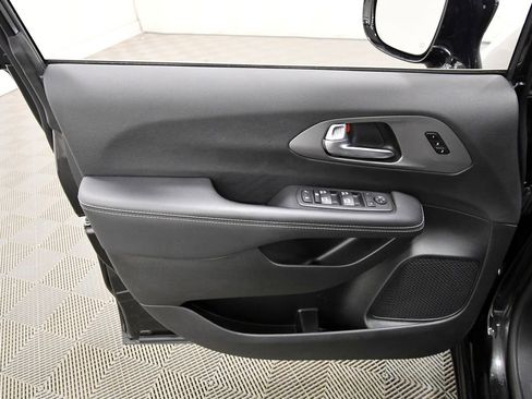 Used 2025 Chrysler Pacifica Select image 13