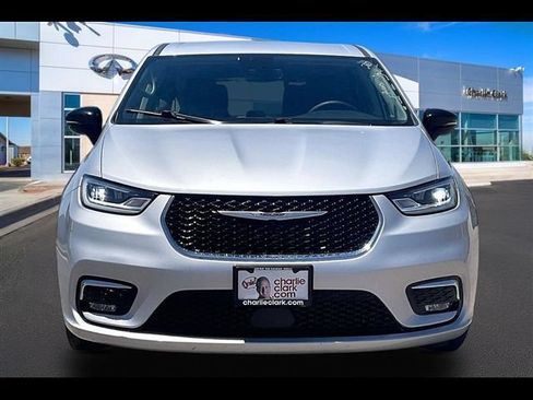 Used 2024 Chrysler Pacifica Touring-L FWD image 3