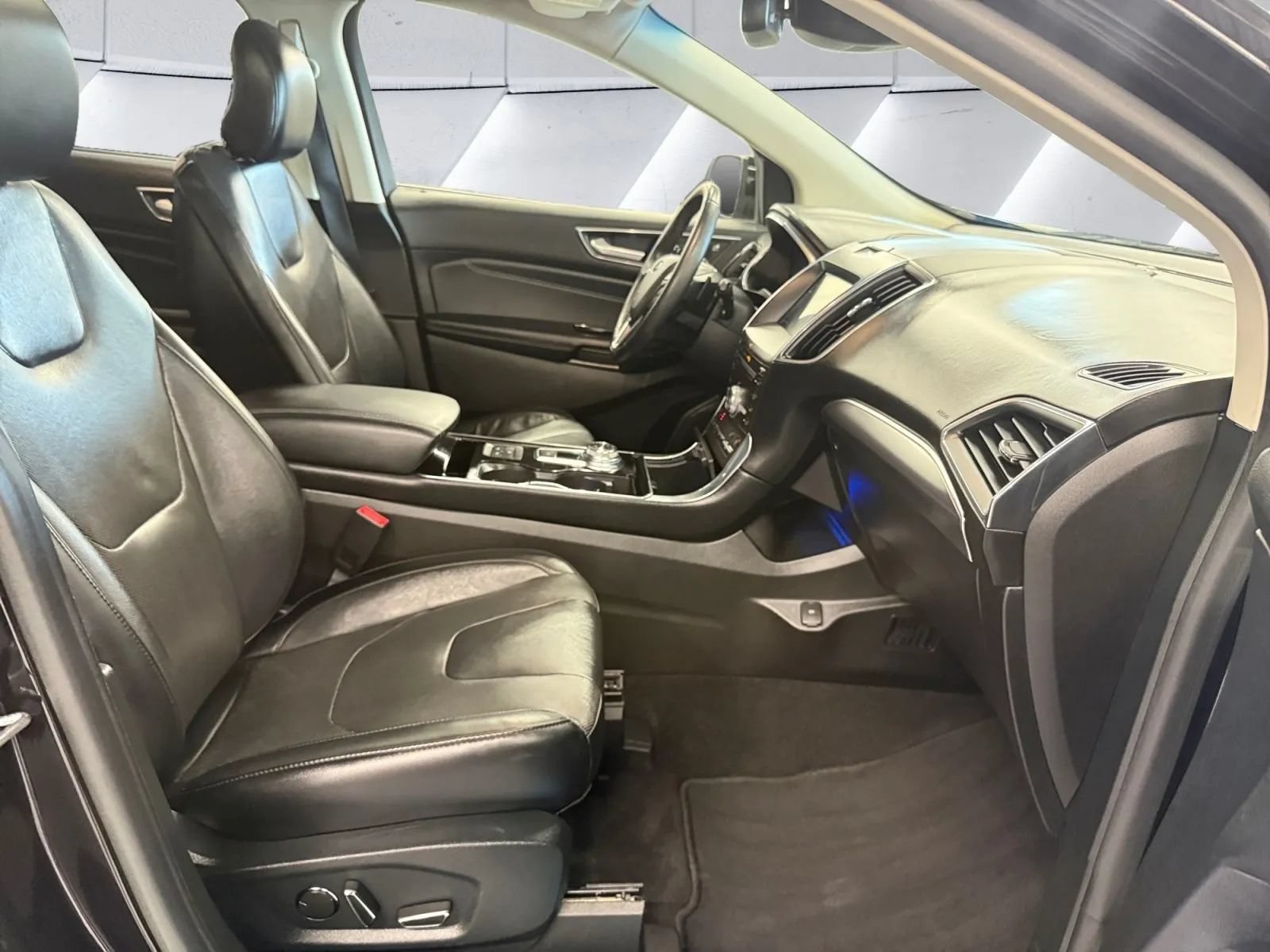 Used 2019 Ford Edge Titanium w/ Equipment Group 301A AWD/4WD image 18