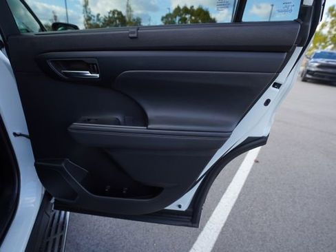 Used 2024 Toyota Highlander LE image 24