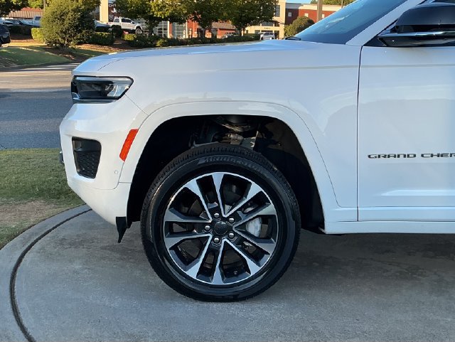 Used 2023 Jeep Grand Cherokee Overland w/ Adv Protech Group III AWD/4WD image 12
