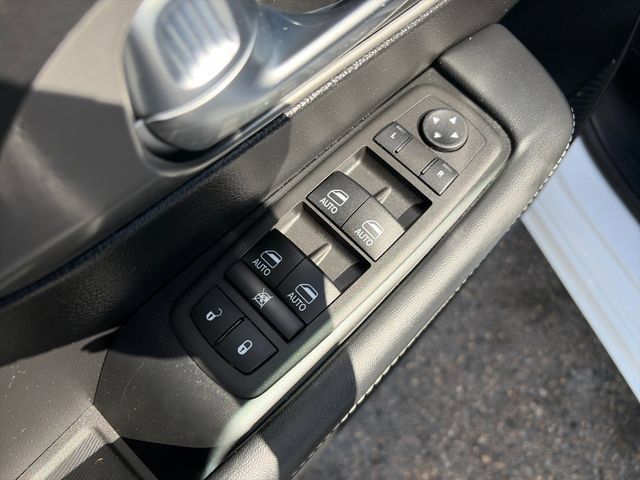 Used 2025 Chrysler Pacifica Select FWD image 27