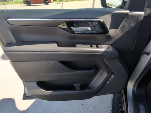 Used 2025 Chevrolet Suburban Z71 AWD/4WD image 10