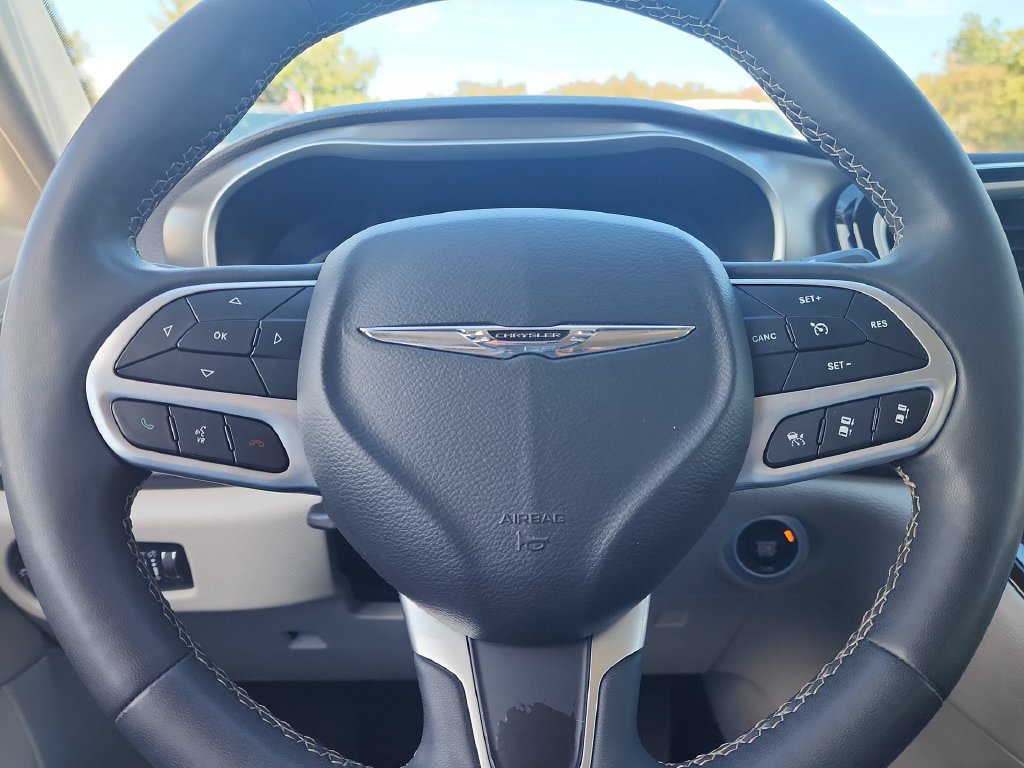 Used 2024 Chrysler Pacifica Limited FWD image 14